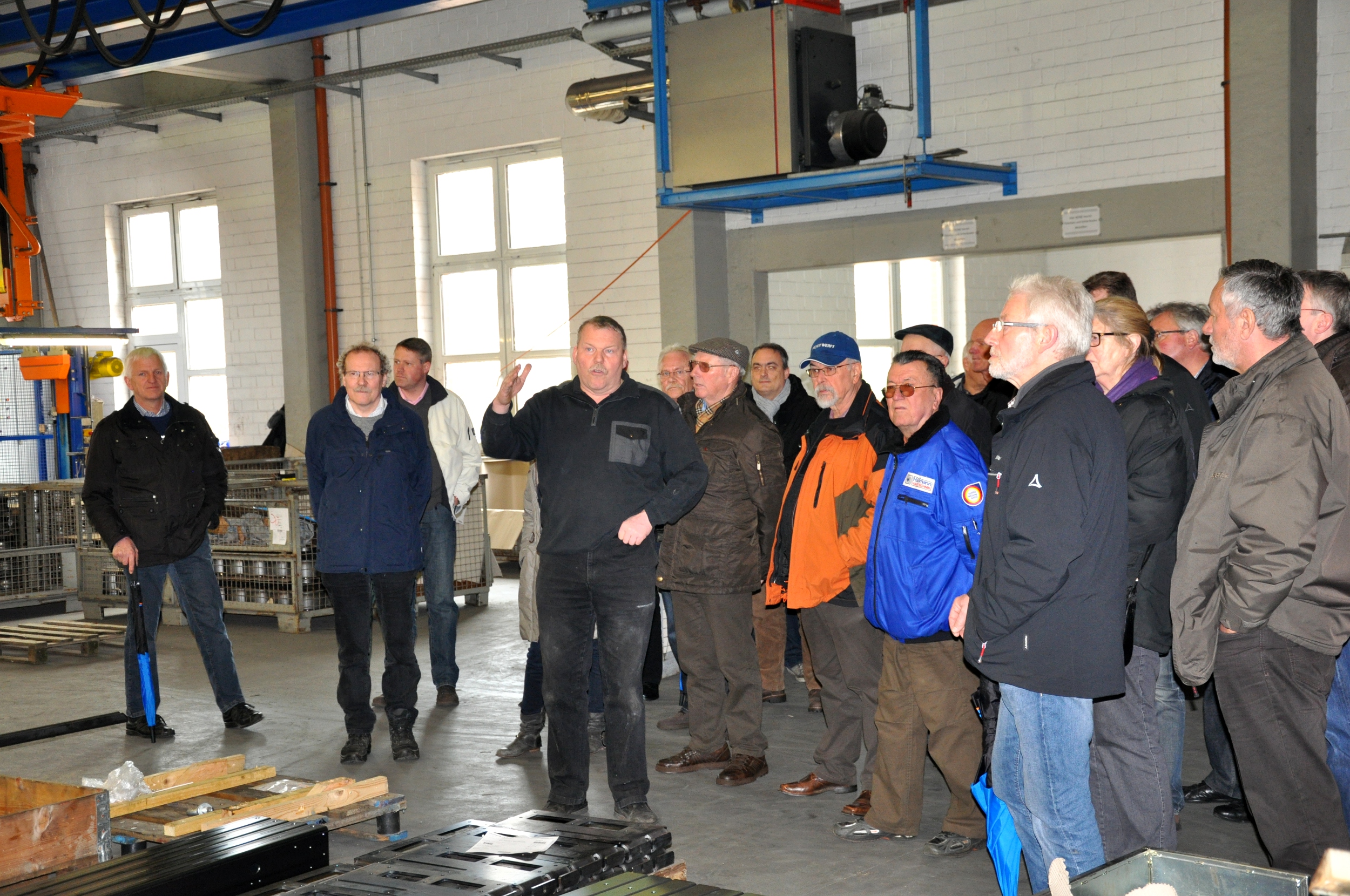 Bruno Altehülshorst erklärt der CDU-Gruppe beim Dorfrundgang die Produktionssteuerung in seinem Unternehmen.