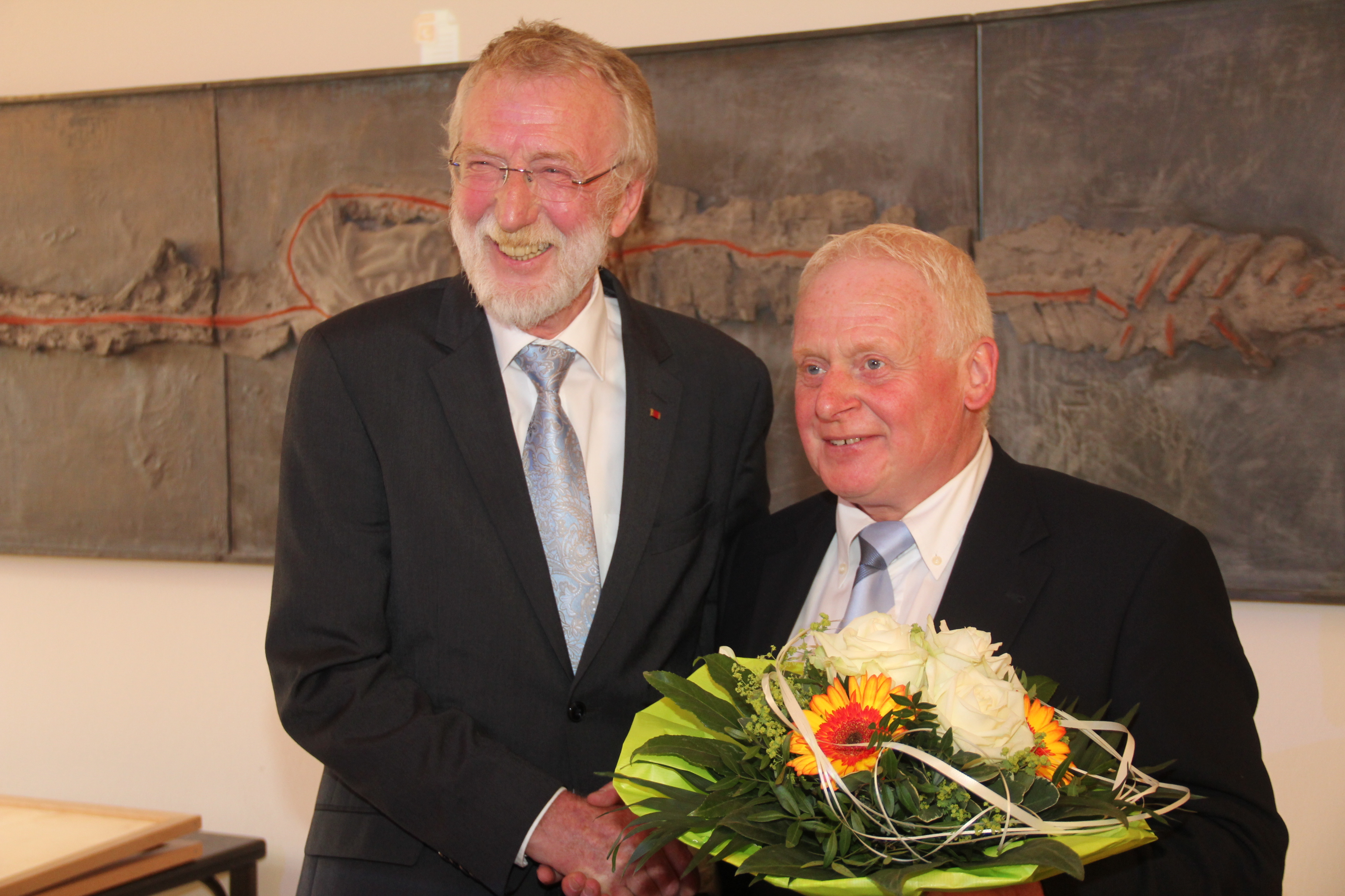 Der zweite stellvertretende Bürgermeister Werner Bohnekamp (l.) gratuliert dem neuen ersten stellvertretenden Bürgermeister Robert Dirkwinkel (r.)