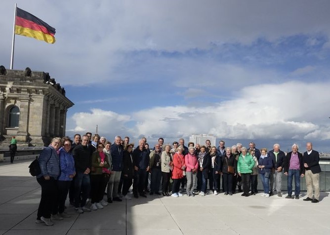 Die Reisegruppe auf dem Reichstagsgebäude, zusammen mit Ralph Brinkhaus